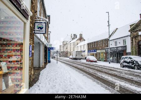 OAKHAM, RUTLAND, INGHILTERRA - 24 GENNAIO 2021: Oakham High Street in una giornata innevata Foto Stock