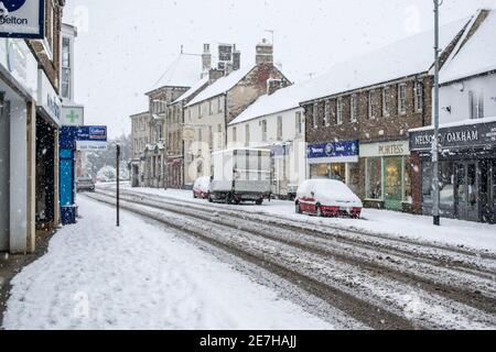 OAKHAM/RUTLAND, INGHILTERRA - 24 GENNAIO 2021: Oakham High Street in una giornata innevata Foto Stock