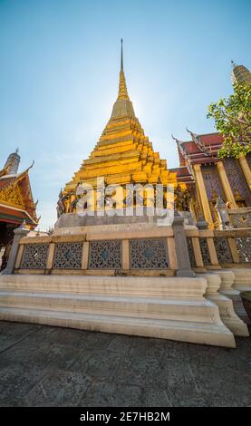 Golden Chedi a Wat Phra Kaew (Tempio del Buddha di Smeraldo) a Bangkok, Thailandia Foto Stock