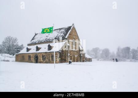 OAKHAM, RUTLAND, INGHILTERRA - 24 GENNAIO 2021: Castello di Oakham in una giornata innevata Foto Stock