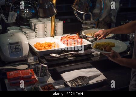 Breakfast Buffet Concept. Breakfast Time in Luxury Hotel. Food Buffet Catering Dining Eating Party Concept. Foto Stock