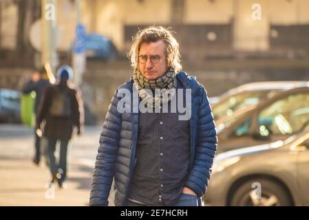 Praga, Repubblica Ceca. 01-29-2021. Ritratto di uomo che cammina nel centro di Praga durante una soleggiata e fredda mattina d'inverno. Foto Stock