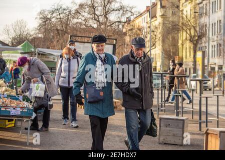 Praga, Repubblica Ceca. 01-29-2021. Ritratto di una vecchia coppia che cammina nel centro di Praga durante una soleggiata e fredda mattina d'inverno. Foto Stock