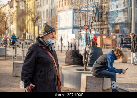 Praga, Repubblica Ceca. 01-29-2021. Ritratto di un anziano che cammina nel centro di Praga durante una soleggiata e fredda mattina d'inverno. Foto Stock