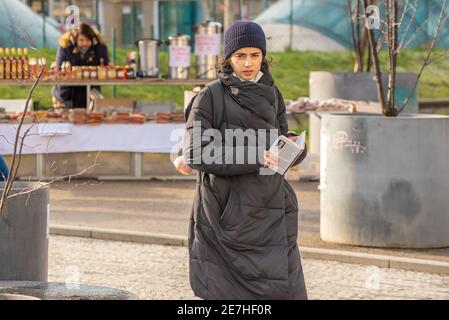 Praga, Repubblica Ceca. 01-29-2021. Ritratto di giovane donna che cammina nel centro di Praga durante una soleggiata e fredda mattina d'inverno. Foto Stock