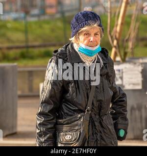 Praga, Repubblica Ceca. 01-29-2021. Ritratto di una vecchia donna che cammina nel centro di Praga durante una soleggiata e fredda mattina d'inverno. Foto Stock