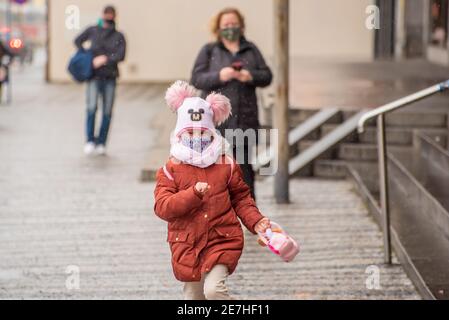 Praga, Repubblica Ceca. 01-29-2021. Ritratto di ragazza che corre nel centro di Praga durante una soleggiata e fredda mattina d'inverno. Foto Stock