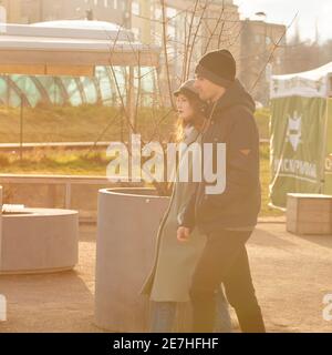 Praga, Repubblica Ceca. 01-29-2021. Ritratto di giovane coppia che cammina nel centro di Praga durante una soleggiata e fredda mattina d'inverno. Foto Stock