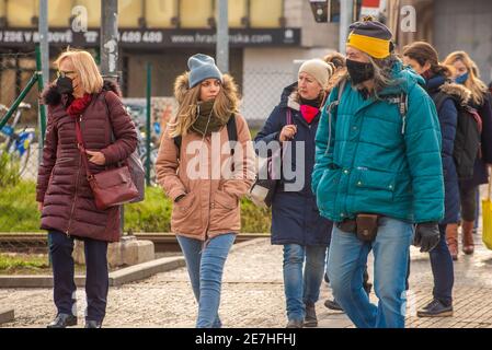 Praga, Repubblica Ceca. 01-29-2021. Ritratto di persone che attraversano la ferrovia perveranno il centro di Praga durante una soleggiata e fredda mattina d'inverno. Foto Stock