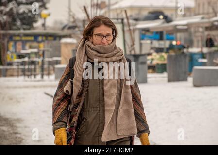 Praga, Repubblica Ceca. 01-29-2021. Ritratto di una donna che cammina nel centro di Praga durante una soleggiata e fredda mattina d'inverno. Foto Stock