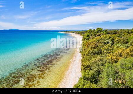 Bella lunga spiaggia sull'isola di Pag sul mare Adriatico in Croazia, drone vista aerea Foto Stock