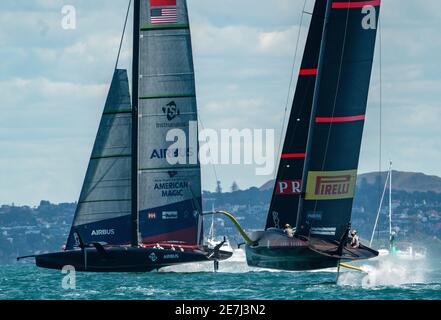 Auckland, Nuova Zelanda, 30 gennaio 2021 - il team italiano Luna Rossa Prada Pirelli, seguito da Max Sirena e congiuntamente da Jimmy Spithill e Francesco Bruni, in azione contro il New York Yacht Club American Magic team su Patriot, Skippered by Terry Hutchinson e helmed by Dean Barker durante le semifinali della Prada Cup sul porto Waitemata di Auckland. Il team italiano ha vinto la semifinale 4-0 e incontrerà INEOS Team UK nella finale della Prada Cup a partire da febbraio 12. Credit: Rob Taggart/Alamy Live News Foto Stock