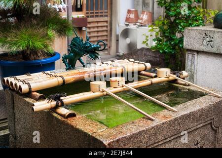 Padiglione delle abluzioni acquatiche per una purificazione cerimoniale al Santuario Nishiki Tenmangu, Kyoto. Giappone Foto Stock