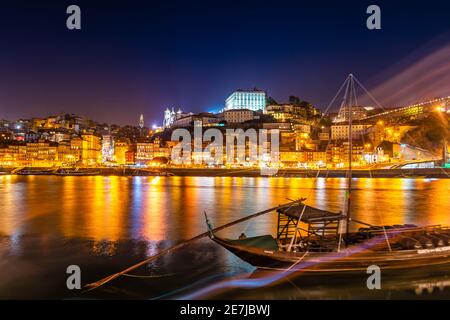 Panorama della città di Porto e Dom Luis i ponte sul fiume Douro al crepuscolo in Portogallo Foto Stock