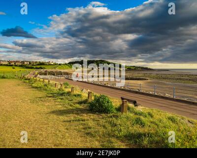 Heysham, Lancashire, Regno Unito 3 giugno 2020 Heysham Village bagnata nel tardo pomeriggio Sunshine una fine a sorpresa della giornata che ha visto Morecambe sotto uno strato di nube. Foto Stock