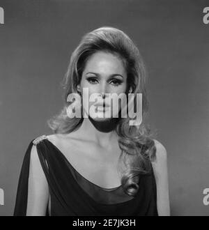 URSULA ANDRESS Pubblicità Ritratto come Ayesha in LEI 1965 regista ROBERT GIORNO basato sul romanzo di H. Rider Haggard Hammer Films / Warner - Pathe Distributori Foto Stock