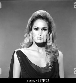 URSULA ANDRESS Pubblicità Ritratto come Ayesha in LEI 1965 regista ROBERT GIORNO basato sul romanzo di H. Rider Haggard Hammer Films / Warner - Pathe Distributori Foto Stock