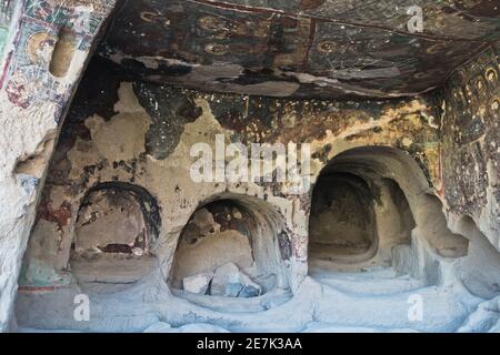 Interno di una chiesa scolpita in grotta di pietra nella valle di Ihlara, Cappadocia, Anatolia, Turchia Foto Stock