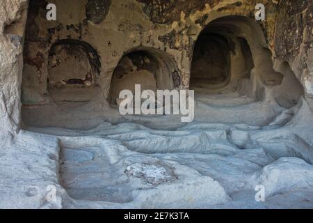 Interno di una chiesa scolpita in grotta di pietra nella valle di Ihlara, Cappadocia, Anatolia, Turchia Foto Stock