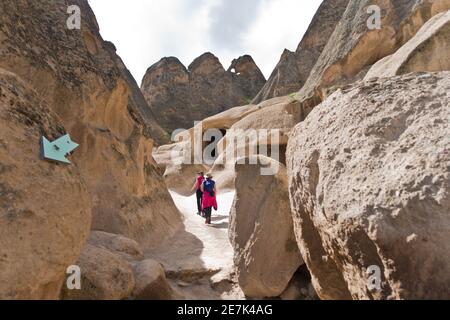 Paesaggio particolare dall'esterno del monastero di Selime, che è una grande chiesa di dimensioni cattedrale scolpita in una grotta di pietra, vicino Ihlara valle a Cappadocia, A. Foto Stock