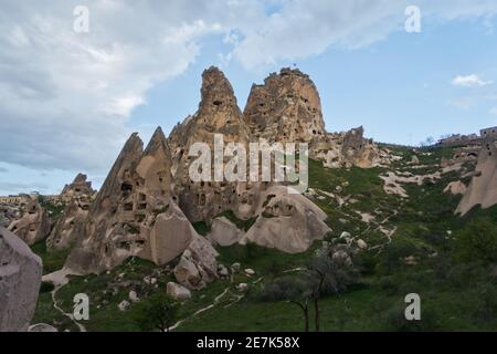 Uchisar montagna castello con paesaggio circostante e magnifiche strutture in pietra vicino Goreme a Cappadocia, Anatolia, Turchia Foto Stock