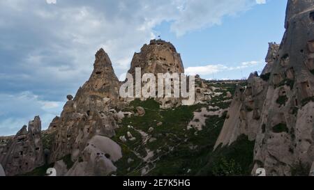 Uchisar montagna castello con paesaggio circostante e magnifiche strutture in pietra vicino Goreme a Cappadocia, Anatolia, Turchia Foto Stock