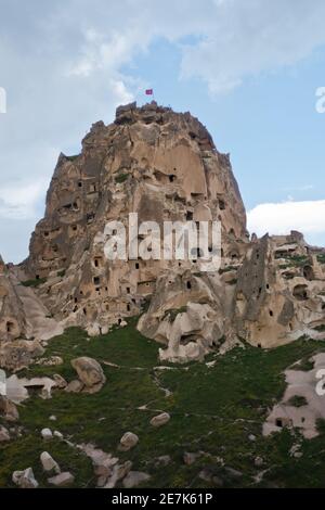 Uchisar montagna castello con paesaggio circostante e magnifiche strutture in pietra vicino Goreme a Cappadocia, Anatolia, Turchia Foto Stock