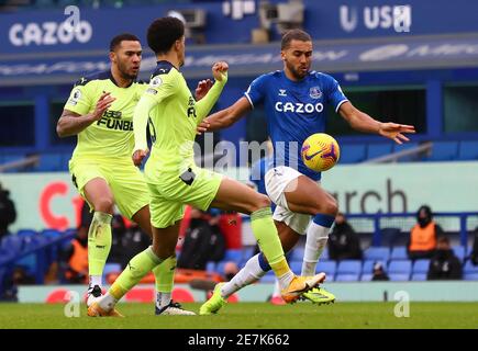 Dominic Calvert-Lewin di Everton (a destra) in azione con Giamaal Lascelles di Newcastle United (a sinistra) e Jamal Lewis durante la partita della Premier League al Goodison Park di Liverpool. Data immagine: Sabato 30 gennaio 2021. Foto Stock