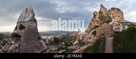 Uchisar montagna castello con paesaggio circostante e magnifiche strutture in pietra vicino Goreme a Cappadocia, Anatolia, Turchia Foto Stock