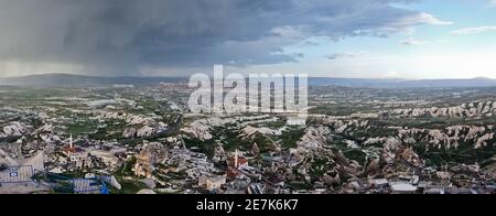 Vista dalla cima del castello Uchisar montagna sul paesaggio circostante di Cappadocia in Anatolia, Turchia Foto Stock