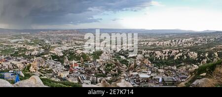 Vista dalla cima del castello Uchisar montagna sul paesaggio circostante di Cappadocia in Anatolia, Turchia Foto Stock