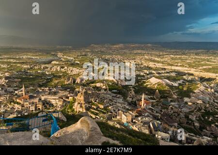 Vista dalla cima del castello Uchisar montagna sul paesaggio circostante di Cappadocia in Anatolia, Turchia Foto Stock