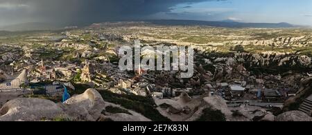 Vista dalla cima del castello Uchisar montagna sul paesaggio circostante di Cappadocia in Anatolia, Turchia Foto Stock