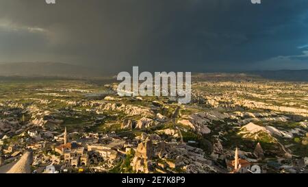 Vista dalla cima del castello Uchisar montagna sul paesaggio circostante di Cappadocia in Anatolia, Turchia Foto Stock