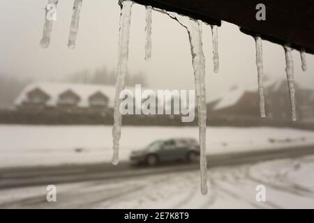 30 gennaio 2021, Sassonia-Anhalt, Wernigerode: Le cicale pendono da un tetto nel distretto di Wernigerode di Drei-Annen-Hohne. Foto: Mathias Bein/dpa-Zentralbild/dpa Foto Stock