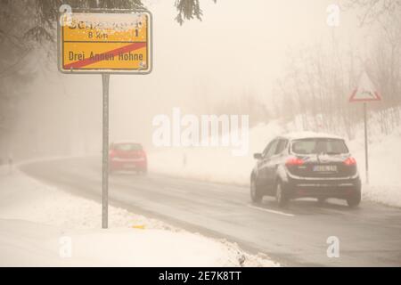 30 gennaio 2021, Sassonia-Anhalt, Wernigerode: I veicoli sono sulla strada in direzione di Schierke. Nonostante le buone condizioni per gli sport invernali, il traffico sulle montagne dell'Harz era inferiore rispetto alle settimane precedenti. Foto: Mathias Bein/dpa-Zentralbild/dpa Foto Stock