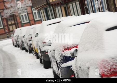 30 gennaio 2021, Sassonia-Anhalt, Wernigerode: I veicoli coperti di neve si trovano sulla strada di Wernigerode. La continua nevicata ha fornito molta neve di notte fino a sabato. Foto: Mathias Bein/dpa-Zentralbild/dpa Foto Stock