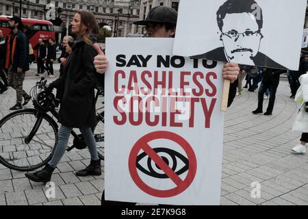 LONDRA, 24 OTTOBRE 2020: Un uomo che protestava contro una Società senza contanti, durante una protesta anti-blocco. Foto Stock