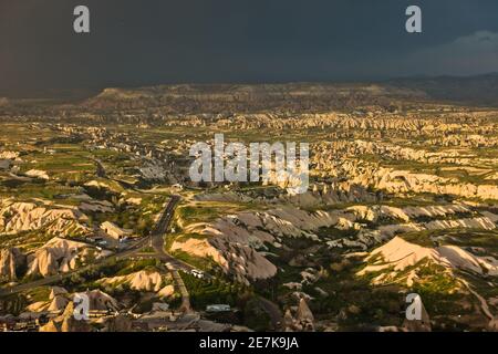 Vista dalla cima del castello Uchisar montagna sul paesaggio circostante di Cappadocia in Anatolia, Turchia Foto Stock