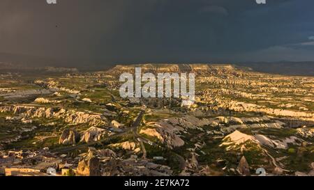 Vista dalla cima del castello Uchisar montagna sul paesaggio circostante di Cappadocia in Anatolia, Turchia Foto Stock