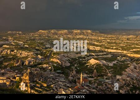 Vista dalla cima del castello Uchisar montagna sul paesaggio circostante di Cappadocia in Anatolia, Turchia Foto Stock