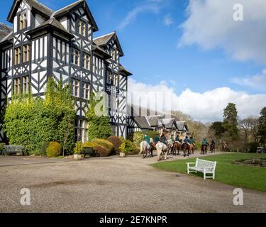 Gruppo di cavalieri che si godono un giro intorno a Gregynog Hall nel Galles centrale Foto Stock