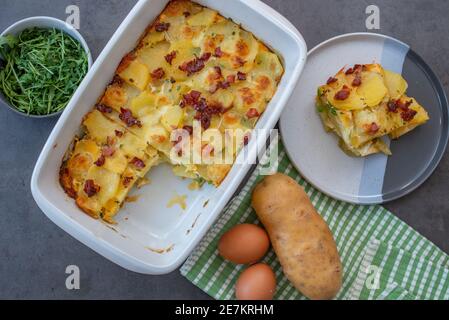 Tortilla spagnola, frittata spagnola tortilla de patata su un tavolo Foto Stock