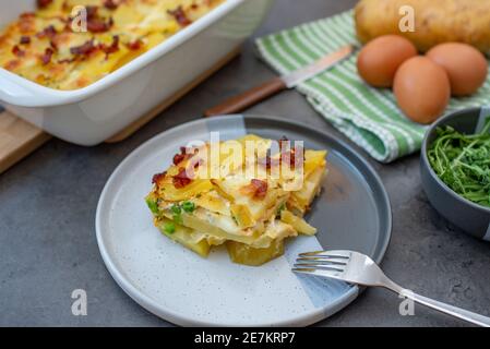 Tortilla spagnola, frittata spagnola tortilla de patata su un tavolo Foto Stock