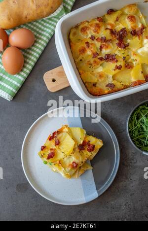 Tortilla spagnola, frittata spagnola tortilla de patata su un tavolo Foto Stock