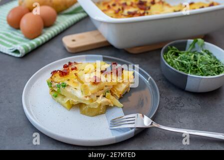 Tortilla spagnola, frittata spagnola tortilla de patata su un tavolo Foto Stock