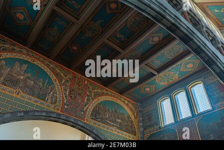 Una foto dell'arte colorata all'interno della stazione ferroviaria di Gent-Sint-Pieters. Foto Stock