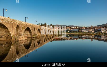 Una foto della città di Ponte de Lima e dell'iconico Ponte di Lima (o Ponte de Lima, come il ponte ha dato il nome alla città pure). Foto Stock
