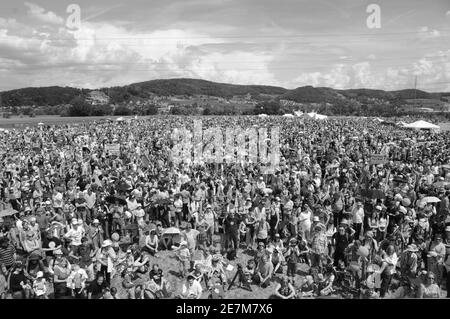 La Svizzera; dieci di migliaia di anti centrale nucleare manifestanti si riuniscono in Döttingen Foto Stock