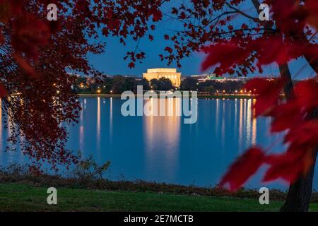 Il bagliore del Lincoln Memorial si riflette sul fiume Potomac in una serata d'autunno. Foto Stock